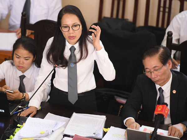 Căng thẳng tại tòa xét xử BS Lương: 3 luật sư đề nghị khởi tố 3 người vắng mặt