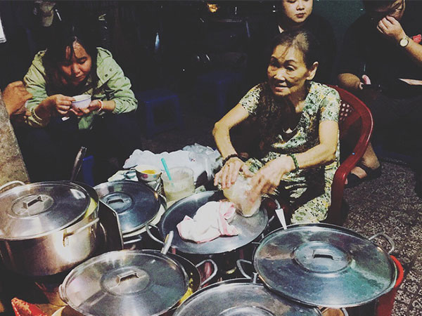 Giữa Sài Gòn hoa lệ, có một quán chè bán đêm hơn 40 năm nay vẫn thắp sáng bằng đèn dầu