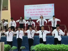 Học sinh Sài Gòn nhảy vũ điệu 'Đóa hoa hồng' của Chi Pu trong lễ bế giảng