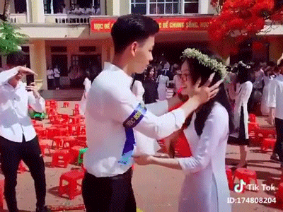 Nam sinh liều hôn crush ngay lễ bế giảng: Mình cùng nhau đóng băng trước giây phút chia xa!