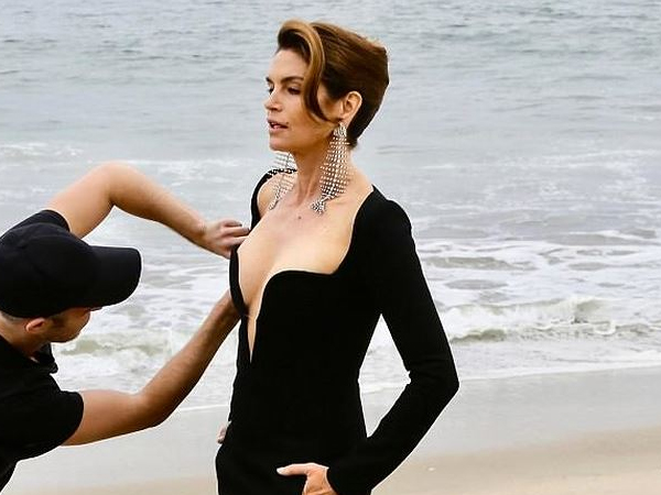Siêu mẫu Cindy Crawford lộ ngực gợi cảm trong buổi chụp hình