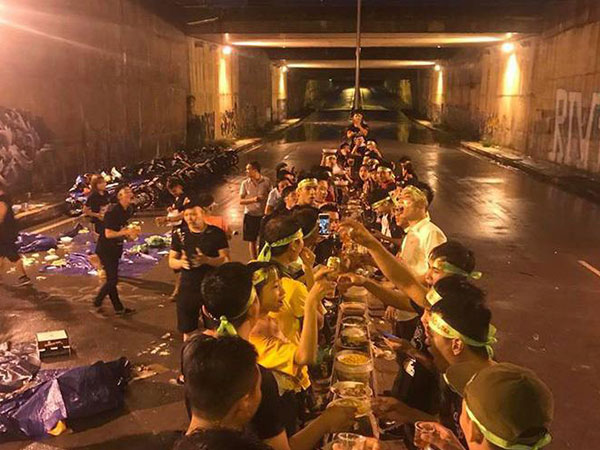 Sự thật phía sau bức ảnh nhóm phượt thủ mở tiệc đứng giữa hầm đường bộ khiến MXH bức xúc