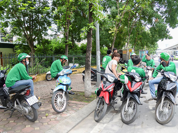 Thu nhập giảm, tài xế Grab người bỏ việc, người về taxi truyền thống