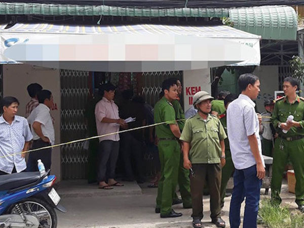 Vợ chồng giáo viên chết trong tình trạng không mặc quần áo