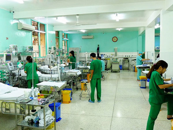 Chạy chơi rồi ngã đầu vào dây cột rèm cửa, bé trai 5 tuổi bị siết cổ ngưng tim ngưng thở