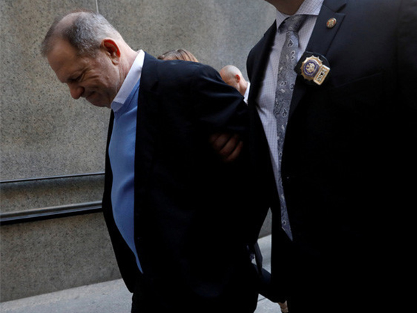 Harvey Weinstein bị còng tay khi hầu tòa vì cáo buộc cưỡng hiếp