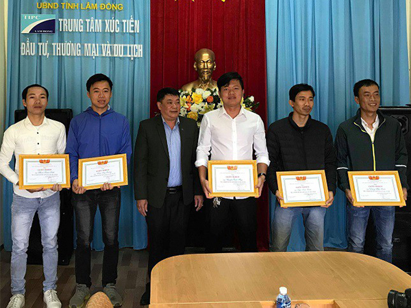 Khen thưởng 5 người đưa thi thể phượt thủ ra khỏi thác Lao Phào