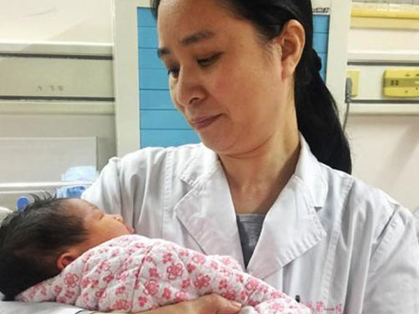 Kỳ lạ em bé vừa chào đời đã 17 tuổi