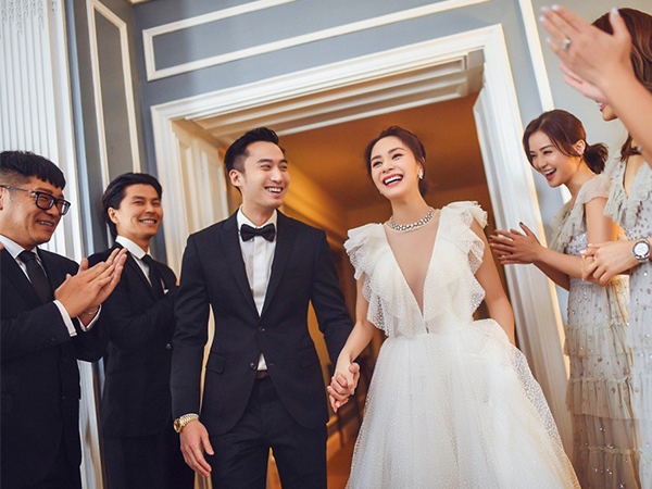 Tròn 10 năm tủi hờn vì scandal ảnh nóng, Chung Hân Đồng khóc như mưa trong hôn lễ đẹp như cổ tích của mình