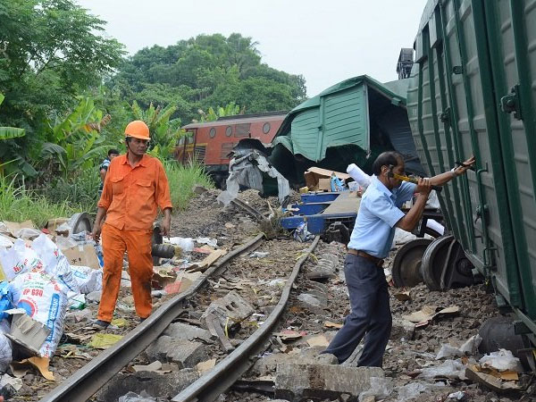 300 công nhân giải cứu hiện trường vụ hai tàu đâm nhau