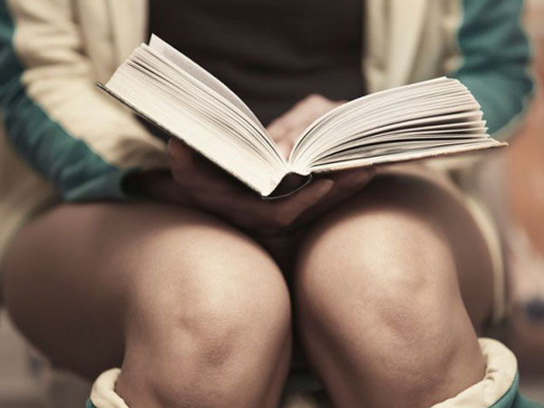 5 sai lầm khi đi đại tiện ai cũng mắc gây ra một loạt vấn đề sức khỏe tai hại