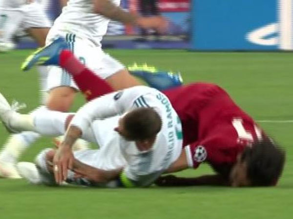 CĐV phẫn nộ với pha bẻ vai 'như võ sĩ MMA' của Ramos với Salah