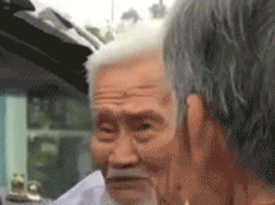 Clip cuộc hội ngộ của 2 cụ ông gần trăm tuổi: 'Ông vào nhà, tôi pha sữa cho'