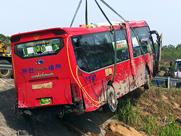 Hơn 40 người kêu cứu trong ôtô lao xuống ruộng