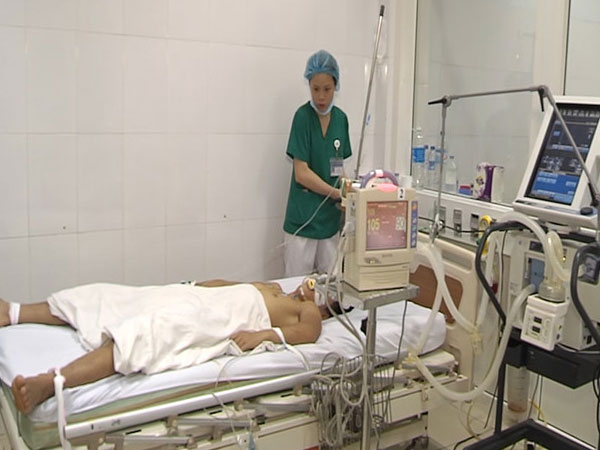 Ngạt khí độc từ hầm cá, 5 ngư dân nhập viện