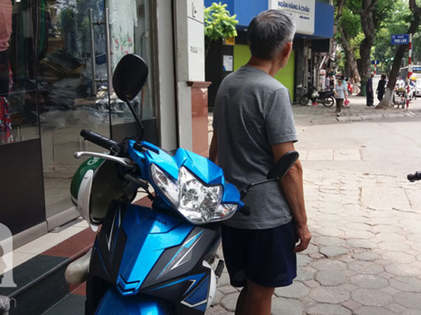 Người lái xe ôm bị nữ quái siết cổ để cướp ở Hà Nội: 'Tôi đã lường trước vì sợ bị bỏ thuốc mê'
