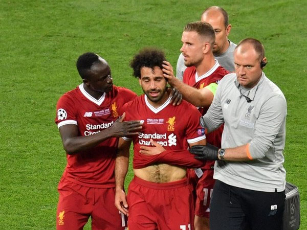 Salah rơi nước mắt khi rời sân sớm ở chung kết Champions League