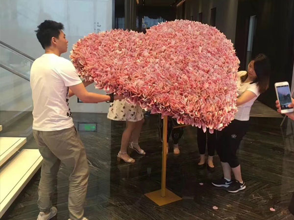 Tặng bạn gái trái tim kết từ hàng ngàn tờ tiền thật