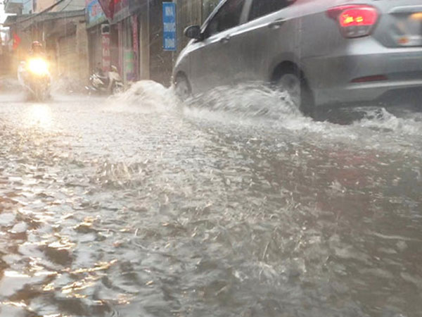 Video: Mưa lớn ở Hà Nội, nhiều tuyến phố ngập sâu
