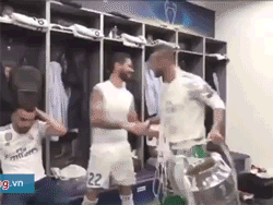 Video: Ramos cầm cúp, lắc lư theo nhạc ăn mừng chức vô địch