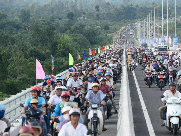 Dòng người ùn ùn lên cây cầu mới ở Đồng Tháp đi thử và chụp ảnh