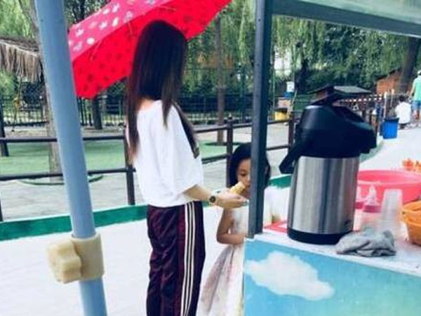 Giữa thông tin ly hôn với Giả Nãi Lượng, Lý Tiểu Lộ một mình lủi thủi đưa con gái đi chơi
