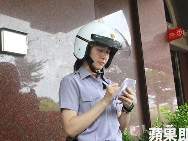 Hy hữu: Thấy nữ cảnh sát xinh đẹp, tên tội phạm lập tức nhận tội và xin số làm quen