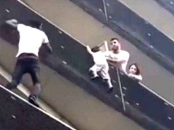 'Người Nhện' châu Phi tay không leo 4 tầng cứu bé trai trong 1 phút