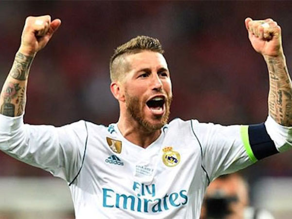 Ramos đánh cùi chỏ vào đầu Karius trước khi Real vượt lên