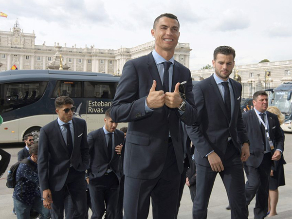 Ronaldo xuống tóc trong lễ ăn mừng hoành tráng của Real