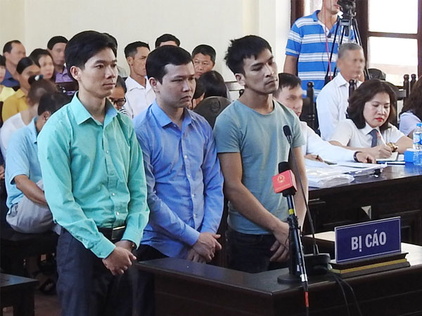 Xét xử bác sĩ Lương: Bị cáo bất ngờ gặp vấn đề sức khỏe, tòa tạm nghỉ