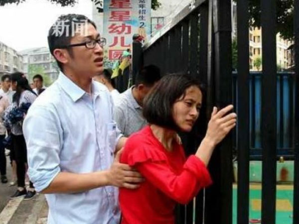 Bé 4 tuổi tử vong vì bị bỏ quên trong xe buýt trường học