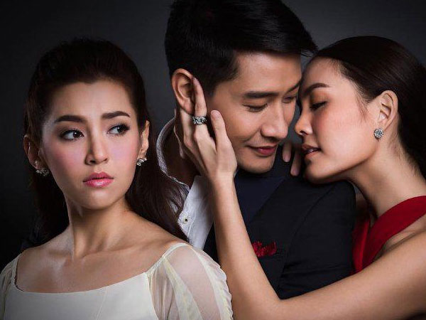 Cô bạn thân nham hiểm, vừa giúp tôi cầu hôn người yêu, đêm đã lừa tôi lên giường