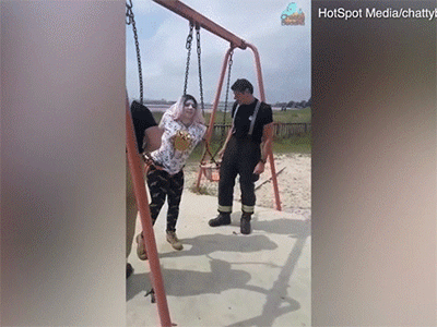 'Cưa sừng làm nghé' chơi xích đu của con, bà mẹ bị mắc kẹt và phải gọi cứu hộ đến giải cứu