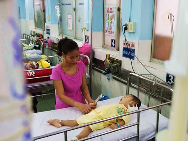 Đang bán rau ngoài chợ, mẹ đơn thân rụng rời nghe tin con trai 2 tuổi rớt xuống sông ngưng tim