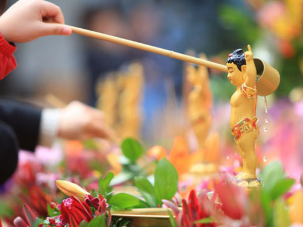 Hàng nghìn người cung nghinh xá lợi Phật trên nhiều tuyến phố Hà Nội