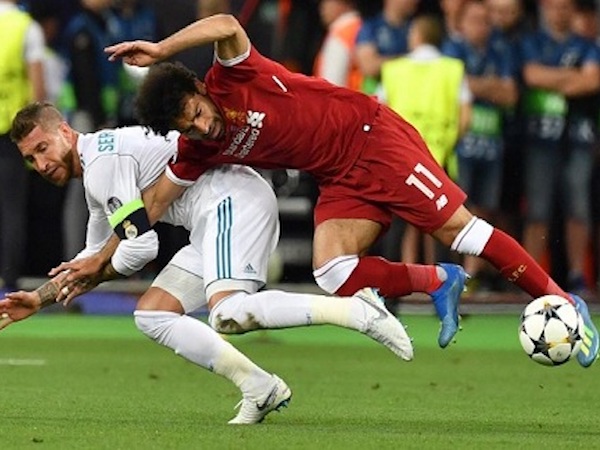 Hơn 433.000 người yêu cầu phạt Ramos vì làm Salah chấn thương