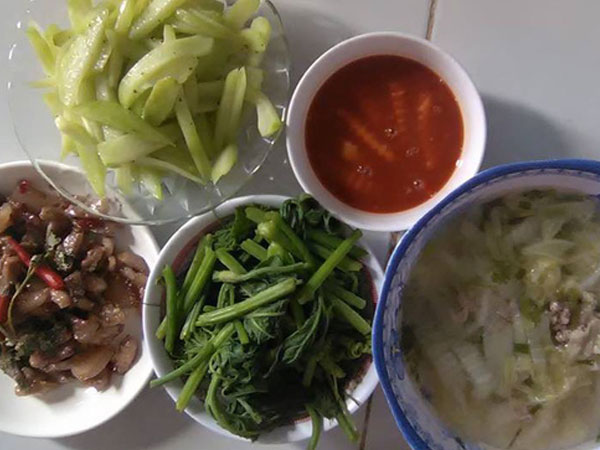Nấu mâm cơm chuẩn công thức 4 món mặn, xào, luộc, canh, nàng dâu vẫn bị mẹ chồng chê 'chẳng có gì để gắp'
