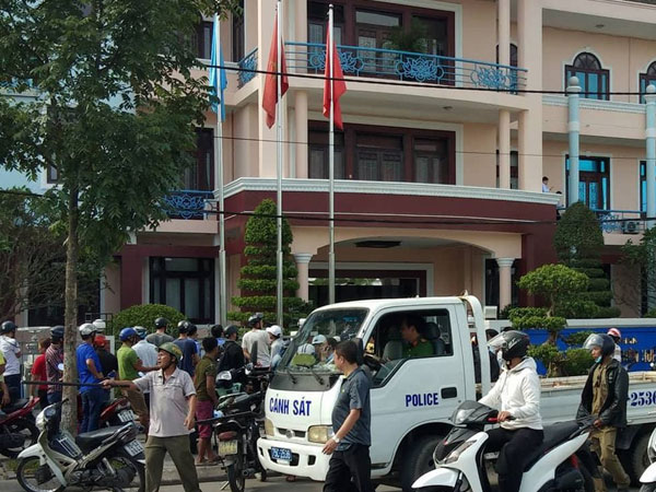 Nghẹt thở khống chế nam thanh niên cầm dao xông vào công ty khống chế nữ nhân viên ở Huế