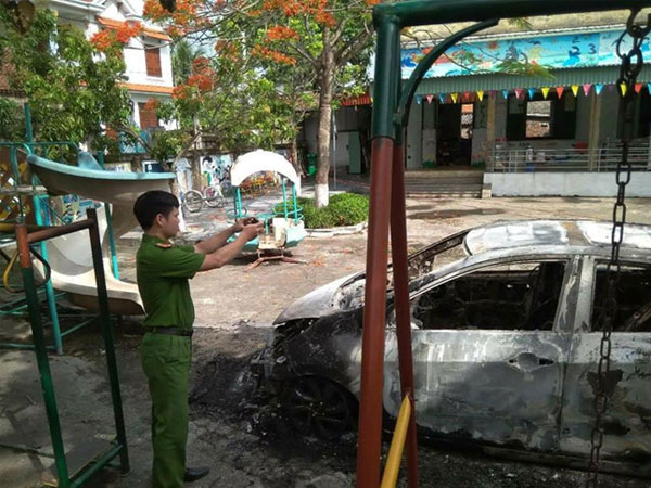 Ôtô của sư trụ trì cháy rụi trong sân trường mầm non