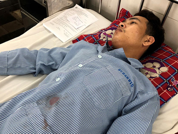 Phút vật lộn với tên cướp có dao của 3 nhân viên ngân hàng