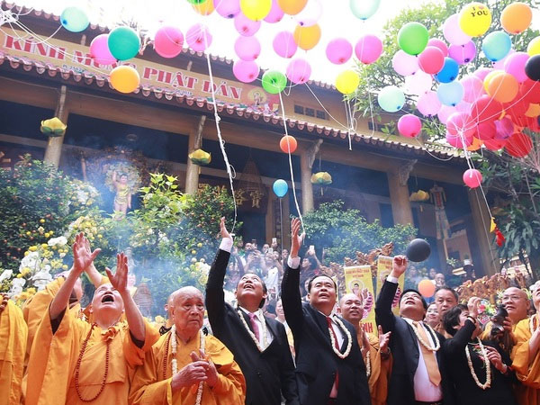 Video: Phó thủ tướng Trương Hòa Bình thả bồ câu trong lễ Phật đản