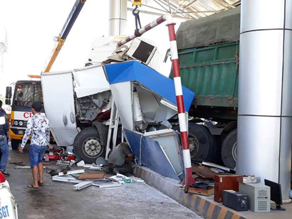Xe đầu kéo tông sập phòng thu vé trạm BOT