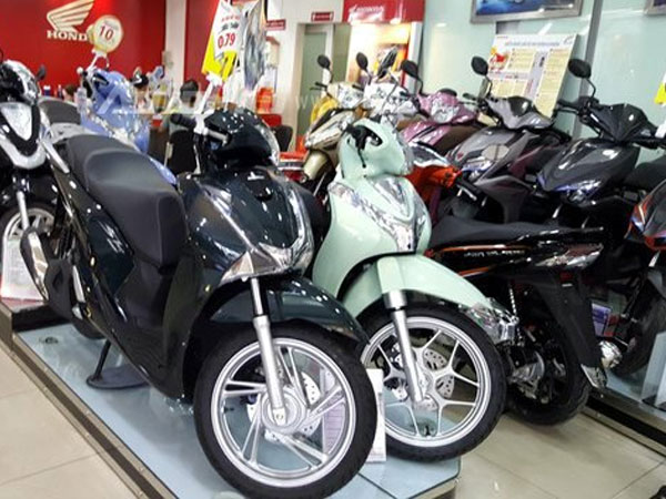 Xe máy đồng loạt tăng giá, dân buôn ăn chênh gần 6.000 tỷ của dân