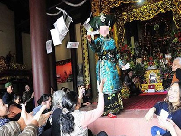 Độc chiêu lừa tiền tỷ của 'thánh cô, thánh cậu'