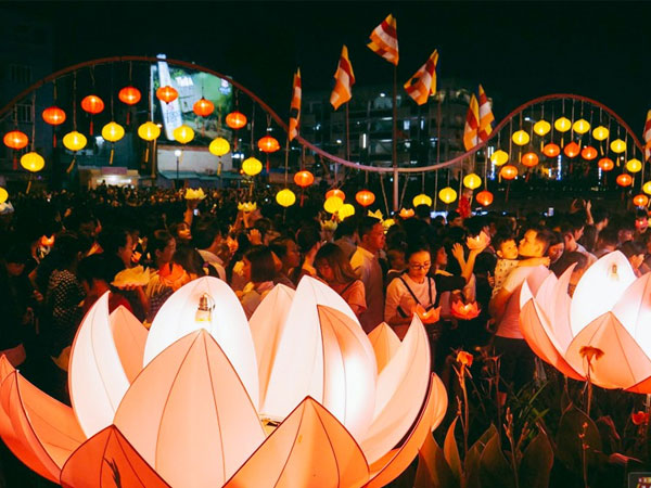 Hàng nghìn người Sài Gòn chen chân thả hoa đăng trên kênh Nhiêu Lộc mừng đại lễ Phật đản