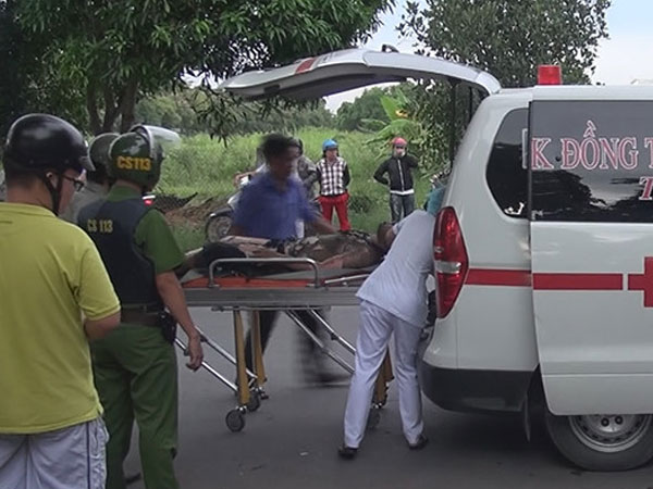 Nam thanh niên mua 5 lít xăng tưới lên người rồi châm lửa