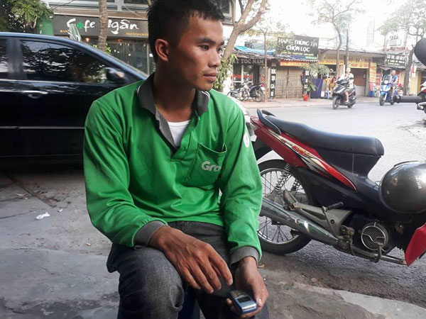 Nhiều camera giám sát sẽ có hình ảnh người phụ nữ giả công an phường, mượn điện thoại của tài xế Grab rồi biến mất