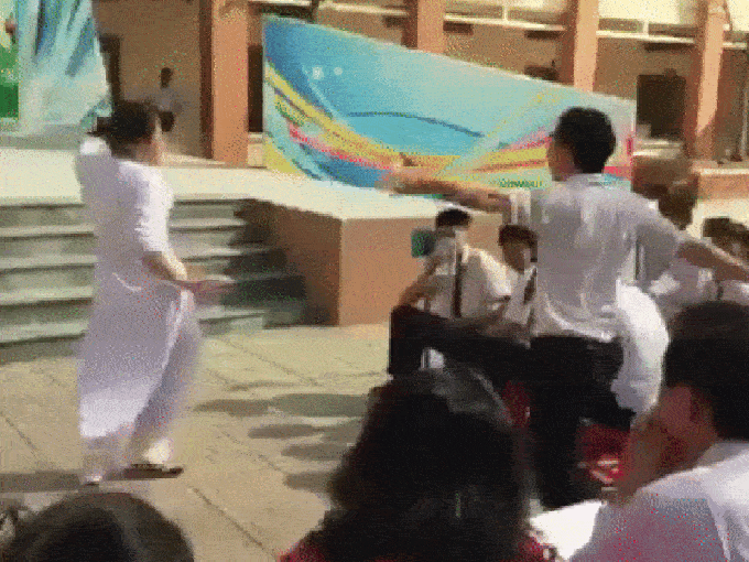 Nữ sinh Sài Gòn được ca sĩ mời lên sân khấu vì 'quẩy' nhiệt tình