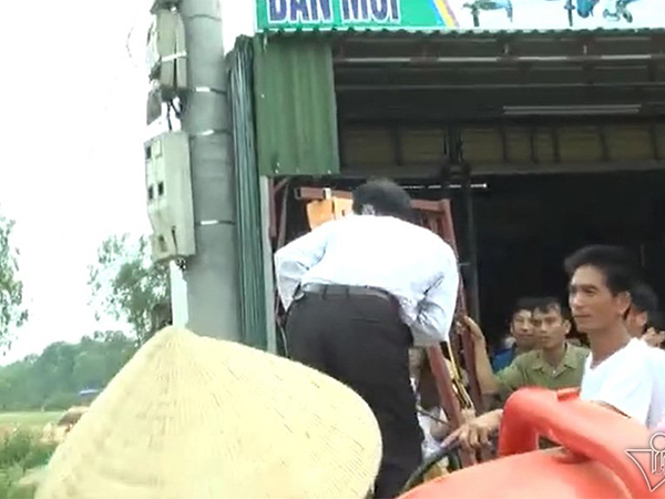 Phóng viên chổng mông gây phản cảm vào đoàn cưỡng chế